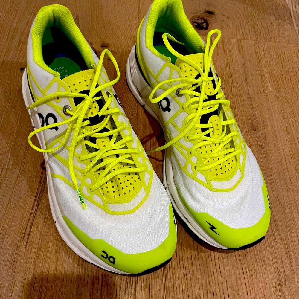 ON CLOUD // ON Cloudnova Z5 Neon/White // MENS SIZE 9